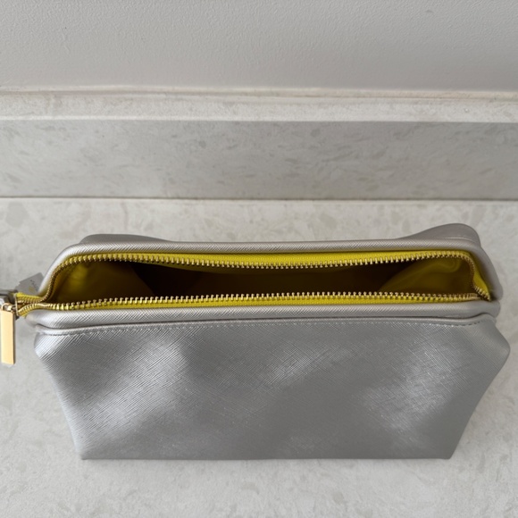 NWT - Kendra Scott - Cosmetics/Dopp Kit,  Silver/Champagne Color - Picture 5 of 6